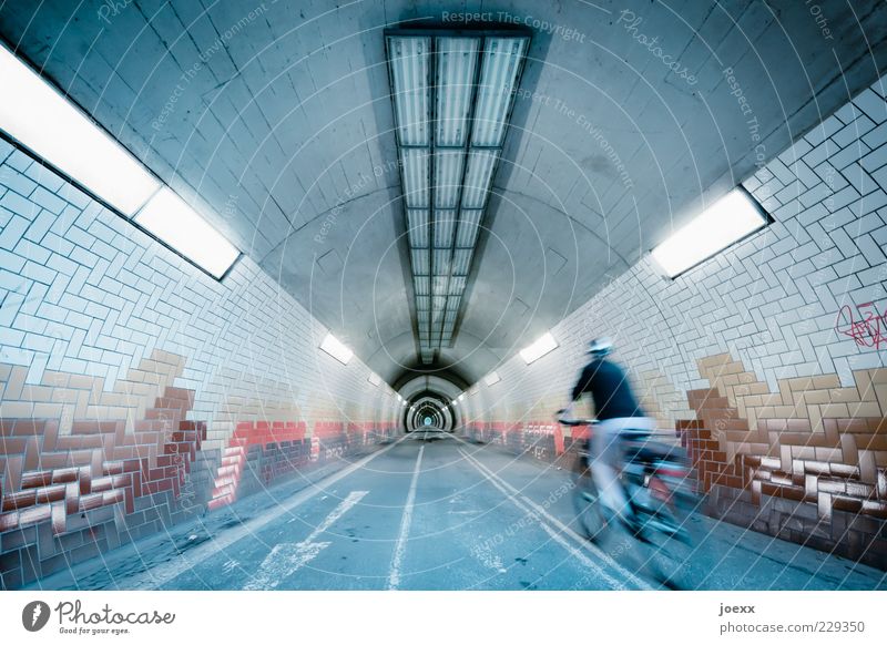 Erster! Fahrradfahren 1 Mensch Verkehrswege Tunnel Geschwindigkeit Farbfoto mehrfarbig Innenaufnahme Licht Zentralperspektive Beleuchtung Bewegungsunschärfe