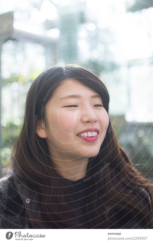 Porträt einer asiatischen jungen Frau, die lächelt. Lifestyle exotisch schön Gesundheit Alternativmedizin Wellness Leben Mensch Junge Frau Jugendliche