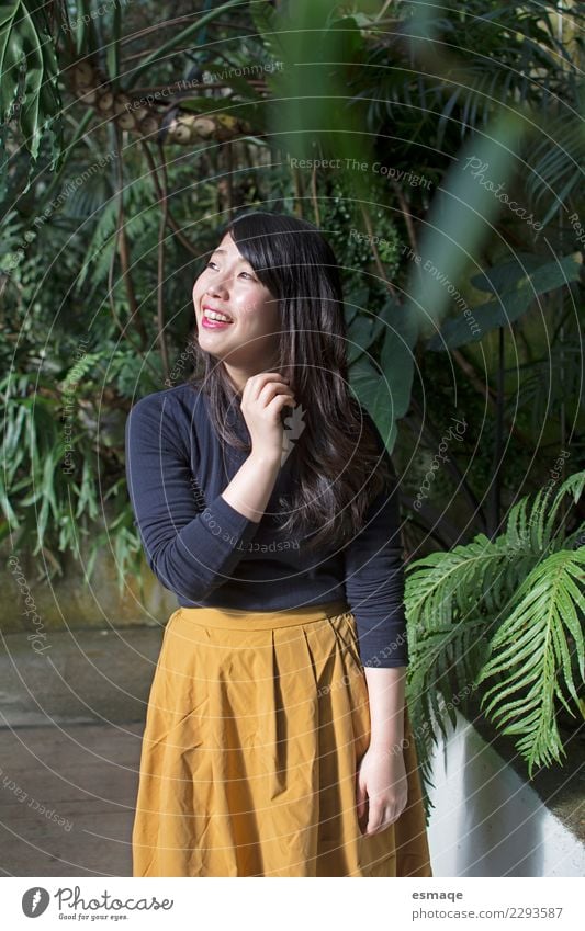 Porträt einer asiatischen jungen Frau, die lächelt. Lifestyle Reichtum exotisch Freude schön Gesundheit Wellness Leben harmonisch Ferien & Urlaub & Reisen