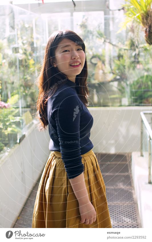 Porträt einer asiatischen jungen Frau mit einem Lächeln in der Natur. Lifestyle exotisch schön Wellness Leben Ferien & Urlaub & Reisen Tourismus Ausflug