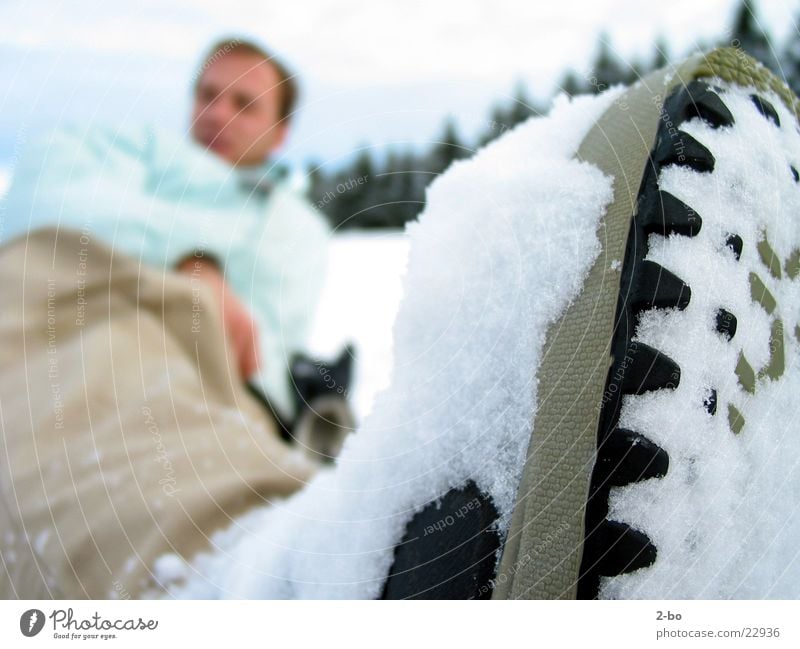Ein Tag im Schnee Jonny Schwache Tiefenschärfe Wintersportbekleidung Winterbekleidung anonym liegen Außenaufnahme Farbfoto Snowboarder Schuhsohle rau Noppe 1