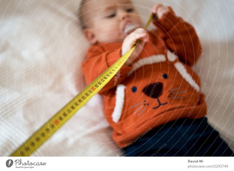 Corona Abstand halten Kind überprüft coronavirus abstand halten Maßband ablesen Baby Kinder Sicherheit sicherheitsabstand Quarantäne niedlich Schnuller Decke