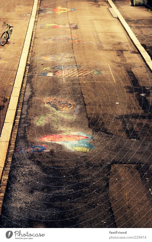 Straßenkunst Kunst Gemälde Jugendkultur Menschenleer dreckig Straßenrand Bordsteinkante Kreide mehrfarbig Streetlife Farbfoto Außenaufnahme Sonnenlicht