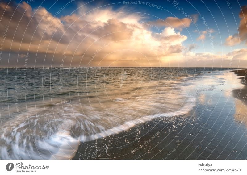 stürmischer Himmel über Nordsee bei Sonnenaufgang, Texel, die Niederlande Ferien & Urlaub & Reisen Strand Meer Natur Landschaft Sand Wolken Horizont