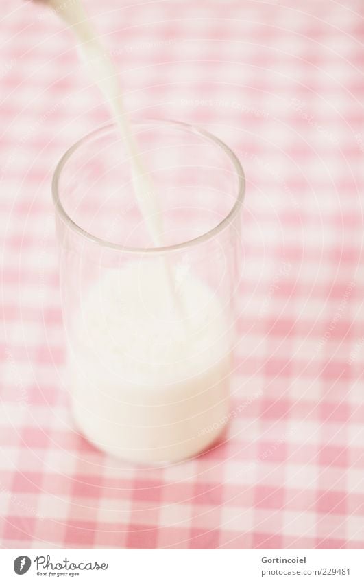 Milky Lebensmittel Milcherzeugnisse Bioprodukte Getränk Glas rosa weiß kariert Milchglas Vollmilch Frischmilch eingießen Foodfotografie Farbfoto Gedeckte Farben
