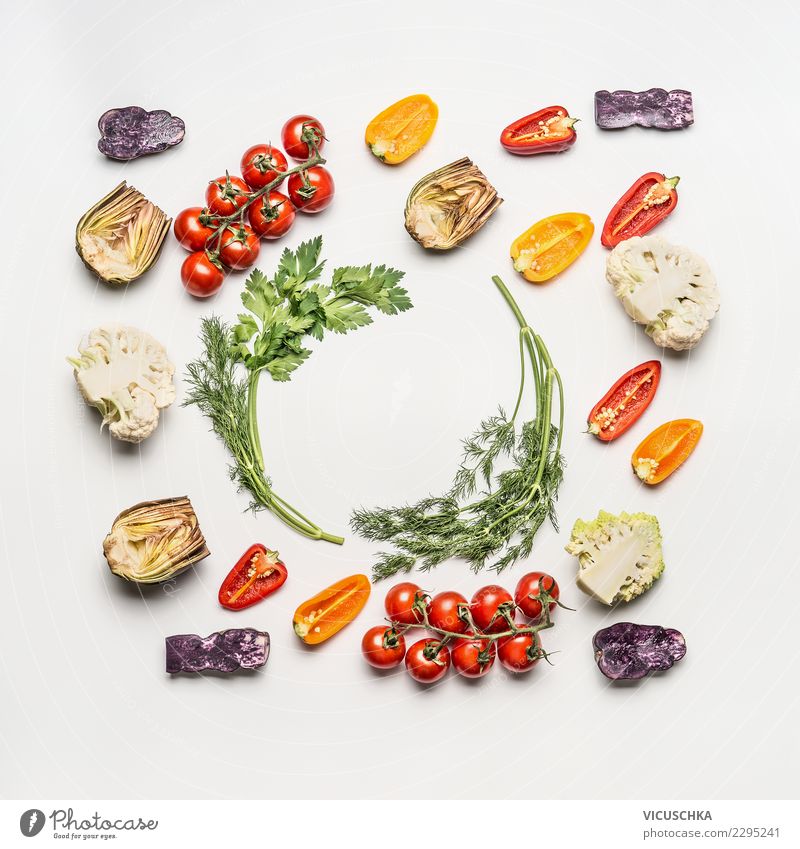 Salat Zutaten auf Weiß Lebensmittel Gemüse Salatbeilage Ernährung Mittagessen Bioprodukte Vegetarische Ernährung Diät Stil Design Gesundheit Gesunde Ernährung