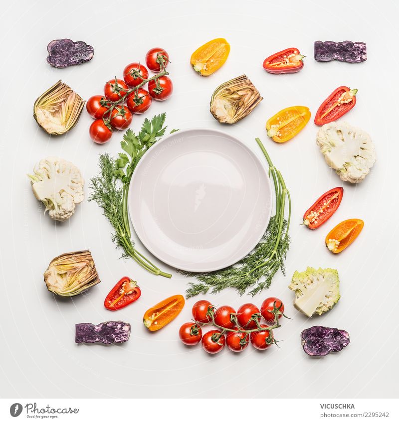 Bunte Salat Gemüse um leere Platte Lebensmittel Salatbeilage Ernährung Mittagessen Bioprodukte Vegetarische Ernährung Diät Teller Stil Design Gesunde Ernährung