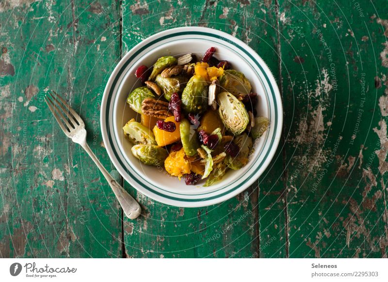 Rosenkohlsalat Lebensmittel Gemüse Salat Salatbeilage Butternuss Kürbis Preiselbeeren Pekannuss Nuss Ernährung Essen Mittagessen Abendessen Bioprodukte