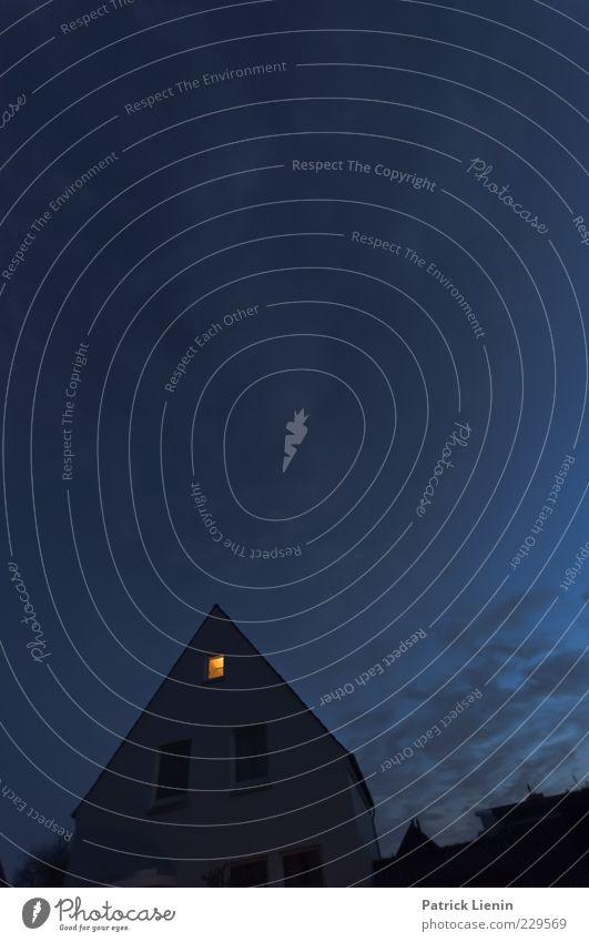 Blaulicht und Zwielicht Urelemente Luft Himmel Wolken Dorf Haus Einfamilienhaus Bauwerk Gebäude Architektur dunkel gruselig hell kalt Licht blau Spitze Fenster