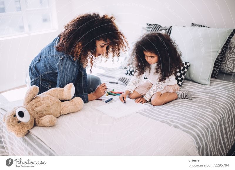 Afroamerikanische Mutter und Tochter, die zusammenkommen. Glück Kind Mensch Frau Erwachsene Eltern Familie & Verwandtschaft Kindheit Kunst Papier klein niedlich