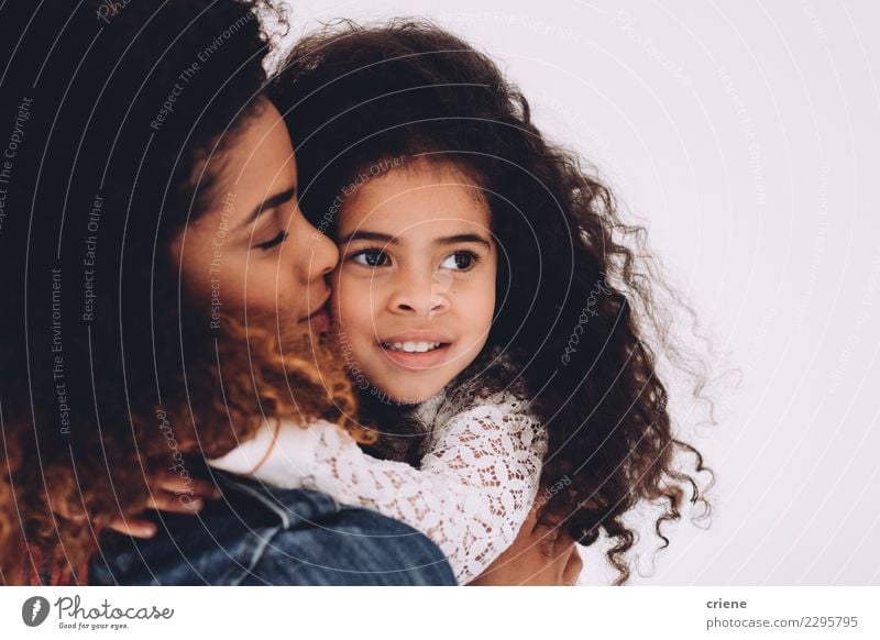 Afroamerikanische Mutter gibt der Tochter einen Kuss auf die Wange. Glück schön Kind Frau Erwachsene Familie & Verwandtschaft Kindheit Afro-Look Küssen Lächeln