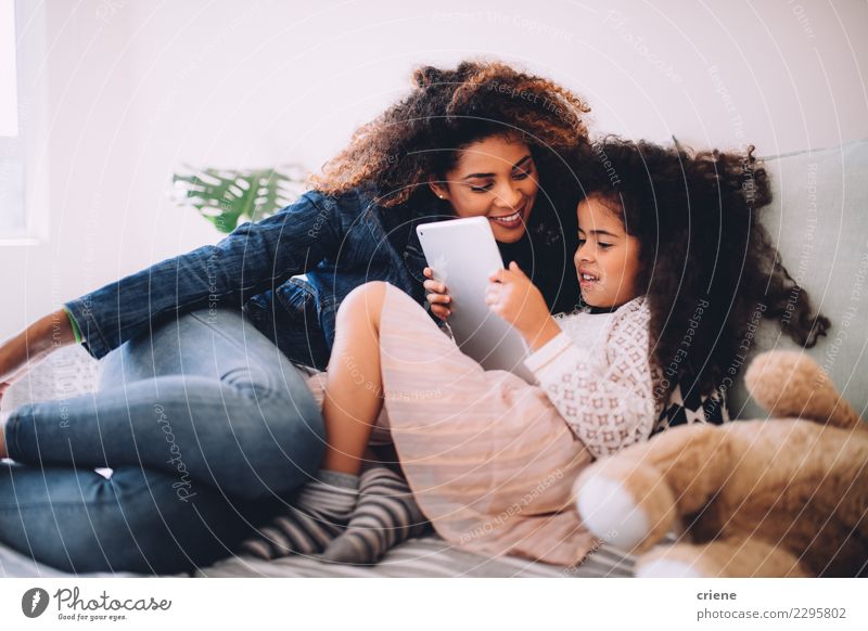 Glückliche Mutter und Tochter, die zusammen digitale Tablette verwendet schön Freizeit & Hobby Kind Computer Technik & Technologie Frau Erwachsene Eltern