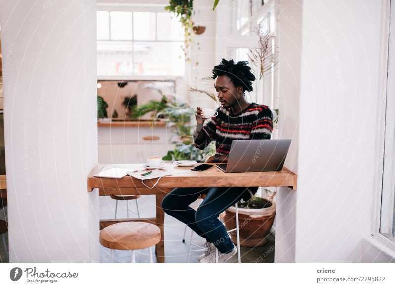Afrikanischer junger Mann, der mit Laptop in der Kaffeestube arbeitet kaufen Glück Restaurant Arbeit & Erwerbstätigkeit Business Computer Notebook