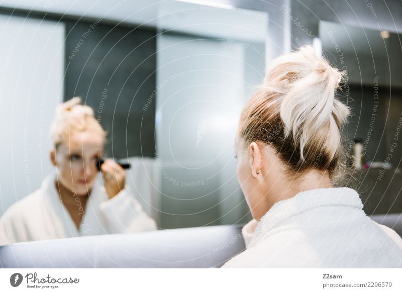 Frau trägt MakeUP auf Lifestyle Reichtum elegant Stil schön Körperpflege Gesicht Schminke Junge Frau Jugendliche 30-45 Jahre Erwachsene Bad Bademantel blond