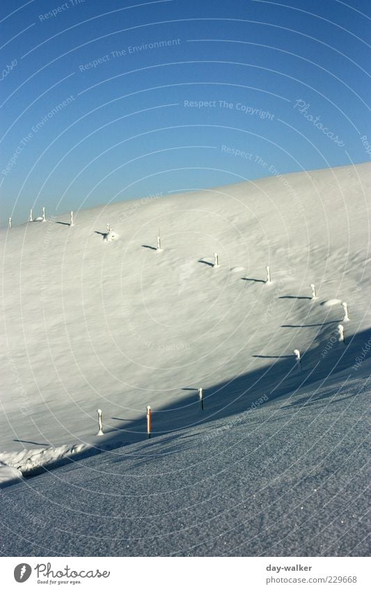 Schichtweise Natur Landschaft Luft Himmel Wolkenloser Himmel Winter Schönes Wetter Eis Frost Schnee Wiese Hügel Alpen Berge u. Gebirge blau weiß Farbfoto