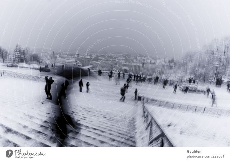 Edgar in Paris eine Treppe hinabsteigend Tourismus Sightseeing Städtereise Winter ausgehen Mensch schlechtes Wetter Wind Regen Schnee Regenschirm laufen