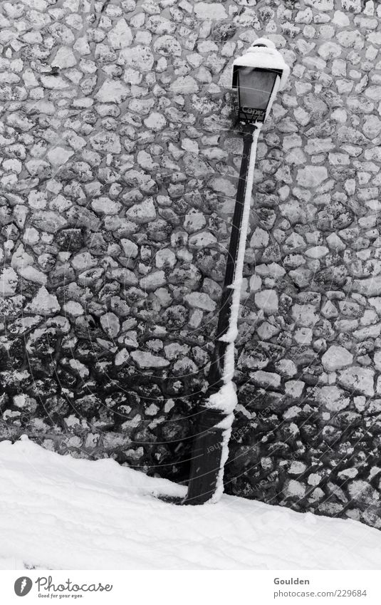 Lili Marlene Winter schlechtes Wetter Wind Schnee Paris Altstadt Menschenleer Mauer Wand Stein Metall dunkel kalt Energie Straßenbeleuchtung Schwarzweißfoto