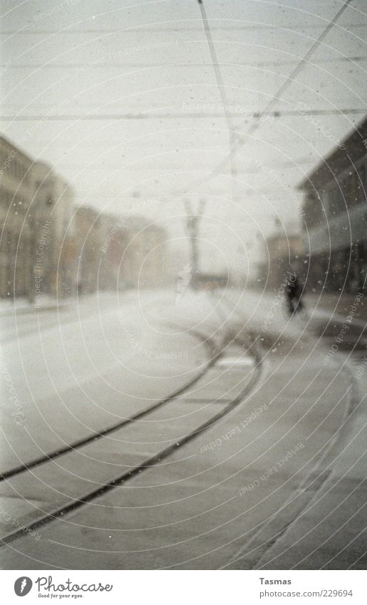 Silent Snow schlechtes Wetter Unwetter Schnee Schneefall Bahnhof Fahrradfahren Schienenverkehr Bahnfahren Gleise Coolness kalt Farbfoto Unschärfe