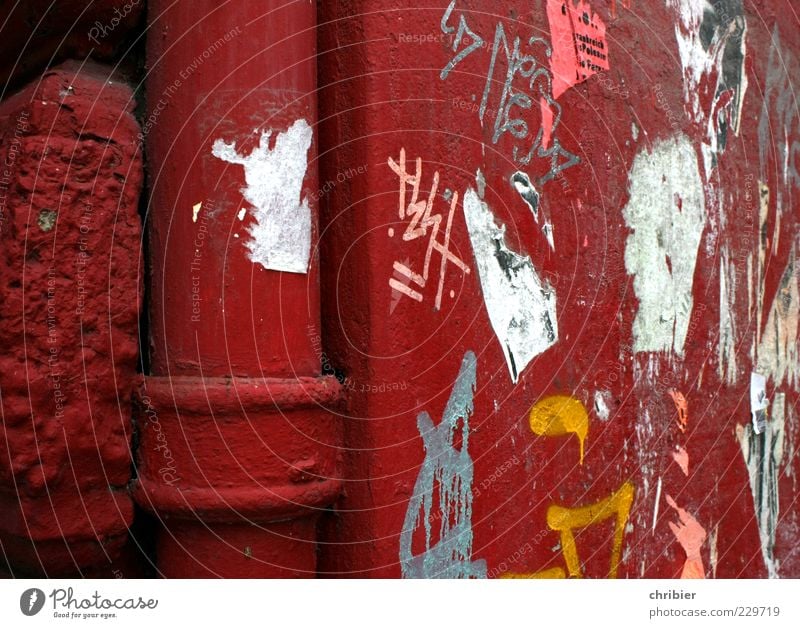 Rotes Rohr *** [HH10.1]*** Haus Gebäude Mauer Wand Fassade Regenrohr Ecke historisch kaputt trashig rot Aggression Kreativität skurril Zerstörung Fallrohr
