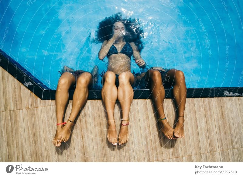Drei junge Frauen tauchen im Pool Lifestyle Freude Glück Leben Schwimmbad Schwimmen & Baden Freizeit & Hobby Ferien & Urlaub & Reisen Tourismus Sommer