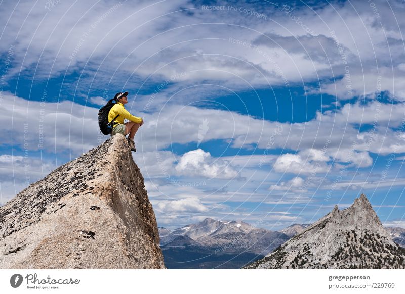 Wanderer auf dem Gipfel. Abenteuer Berge u. Gebirge Klettern Bergsteigen Erfolg wandern Frau Erwachsene 1 Mensch 30-45 Jahre sportlich hoch Zufriedenheit