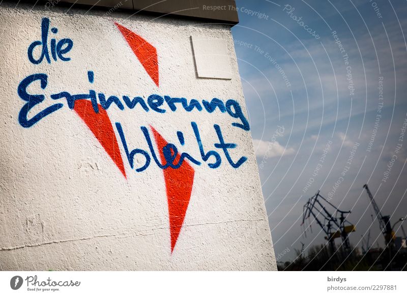 bleibende Erinnerungen Jugendkultur Hamburger Hafen Mauer Wand Kran Schriftzeichen Graffiti authentisch positiv Stadt blau rot weiß Optimismus Kraft