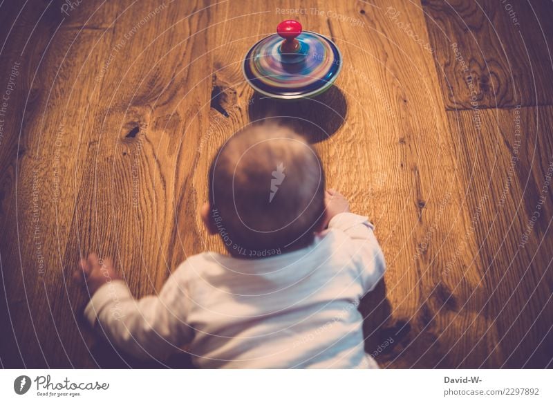 Das Baby und der Kreisel Lifestyle Freude schön Gesundheit Leben Zufriedenheit Spielen Häusliches Leben Wohnung Mensch Kind Kleinkind Eltern Erwachsene Kindheit