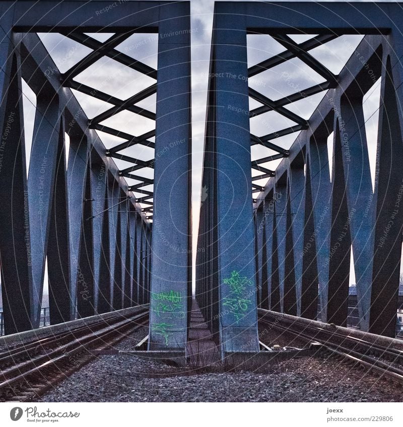 XVVX Brücke Schienenverkehr Gleise Stahl eckig blau grau Eisenbahnbrücke Farbfoto Gedeckte Farben Außenaufnahme Menschenleer Dämmerung Kontrast