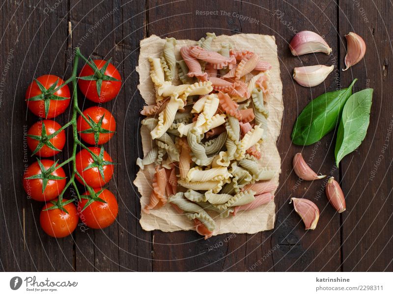 Vollkornnudeln, Basilikum, Tomaten und Knoblauch Vegetarische Ernährung Diät Tisch dunkel frisch braun rot Tradition Essen zubereiten Lebensmittel Gesundheit