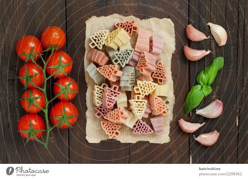 Dreifarbige tannenförmige Nudeln, Gemüse und Kräuter auf Woo Vegetarische Ernährung Tisch frisch grün rot Tradition Essen zubereiten Lebensmittel Gesundheit