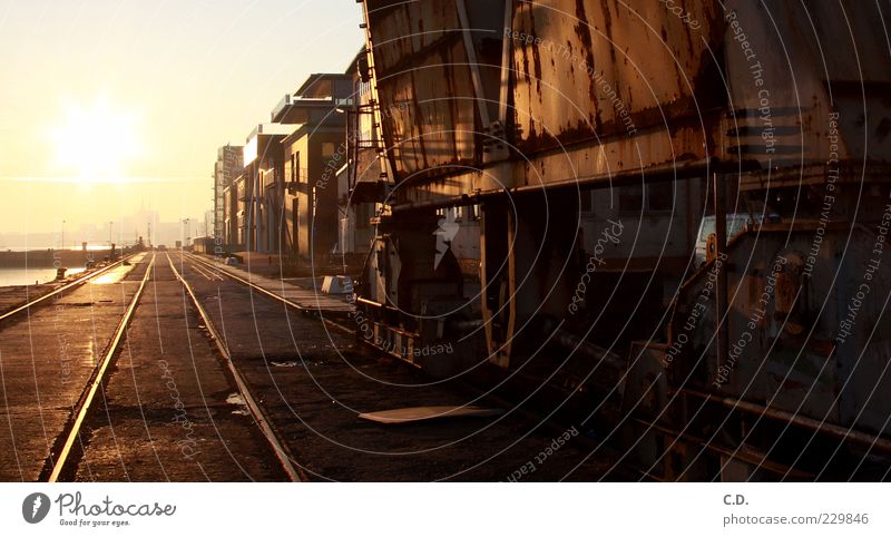 Zurück in die... Industrie Himmel Sonne Sonnenaufgang Sonnenuntergang Sonnenlicht Hafenstadt Menschenleer Industrieanlage Ruine Verkehr Güterverkehr & Logistik