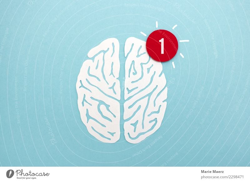 Gehirn aus Papier mit Symbol für neue Nachricht lernen sprechen PDA Kopf Gehirn u. Nerven Denken Kommunizieren außergewöhnlich Neugier blau weiß Weisheit