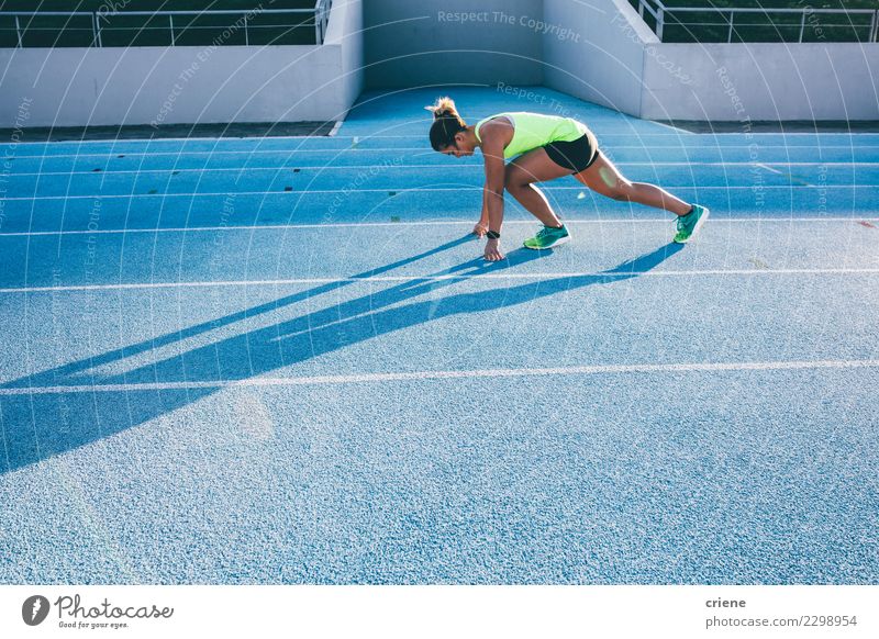 Geeigneter weiblicher Athlet, der Sprints auf Laufbahn tut Lifestyle Sport Leichtathletik Erfolg Stadion Mensch Frau Erwachsene Schuhe Fitness blau Beginn