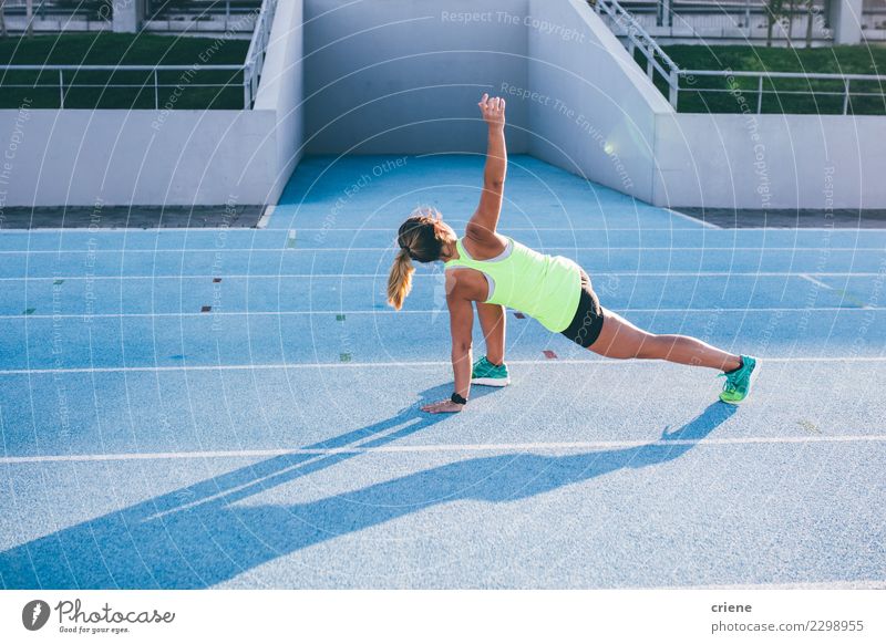 Fit kaukasischen Erwachsenen Erwärmung für Lauftraining Lifestyle Sport Leichtathletik Erfolg Stadion Mensch Frau Schuhe Fitness blau Beginn Konkurrenz rennen
