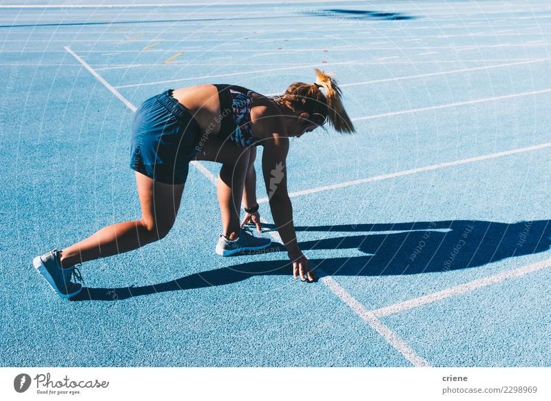 Geeignete Frau, die für Marathon auf blauer Laufbahn übt Lifestyle Sport Leichtathletik Erfolg Stadion Mensch Erwachsene Schuhe Fitness Beginn Konkurrenz rennen