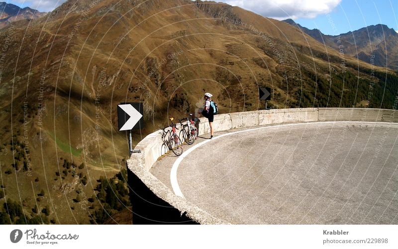 Serpentine Freizeit & Hobby Ferien & Urlaub & Reisen Tourismus Abenteuer Fahrradtour Sommer Berge u. Gebirge Rennrad Sport 1 Mensch Landschaft Alpen