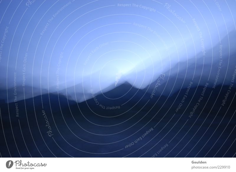Föhn ruhig Berge u. Gebirge Natur Landschaft Wolkenloser Himmel Nachthimmel Wetter Wind Sturm Nebel Felsen Alpen Gipfel Bewegung Ferne blau Kraft Fernweh