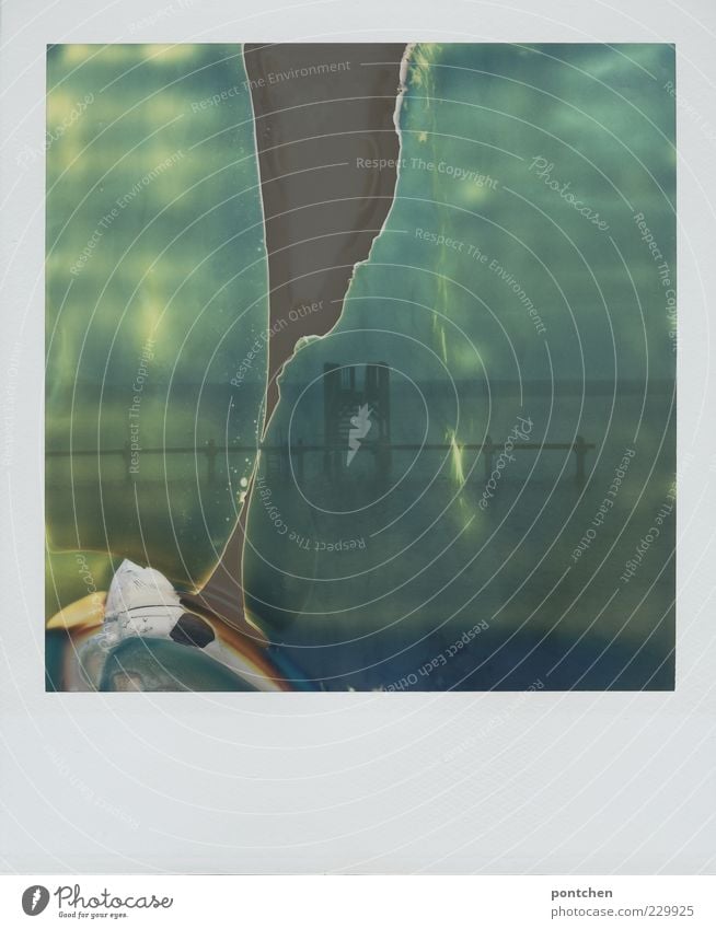 Polaroid zeigt einen Sprungturm und Steg  in einem See. Natur Wasser Himmel Ammersee blau Sprungbrett Fleck kaputt Gedeckte Farben Abend Lichterscheinung