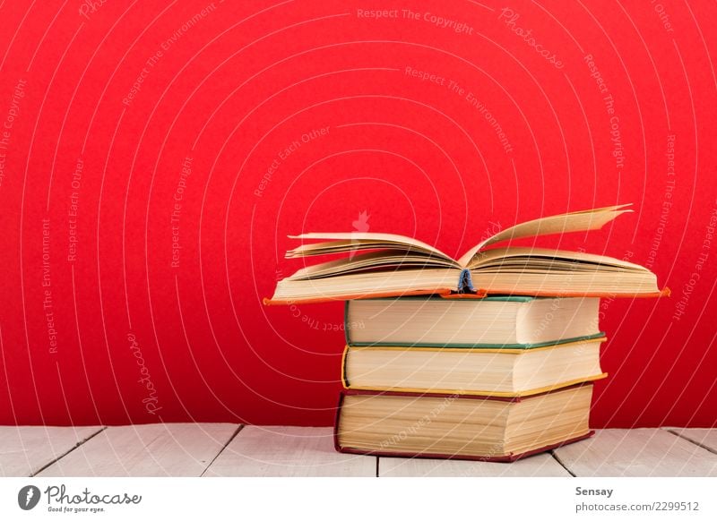 Bildungs- und Weisheitskonzept lesen Tisch Wissenschaften Schule lernen Studium Business Buch Bibliothek Papier Holz alt rot Ordnung Page Stapel Literatur