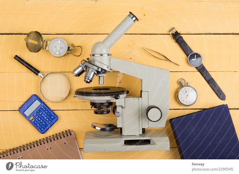Bildungskonzept - Notizblock, Mikroskop auf dem Schreibtisch Tisch Wissenschaften Schule lernen Klassenraum Tafel Studium Labor Buch Bibliothek Holz schreiben