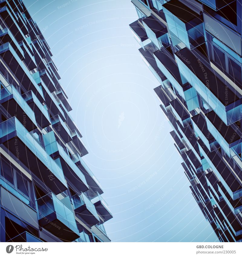 Balkonien für Betonliebhaber Stadt Menschenleer Haus Hochhaus Bauwerk Gebäude Architektur Fenster Glas Metall außergewöhnlich bedrohlich eckig groß modern blau