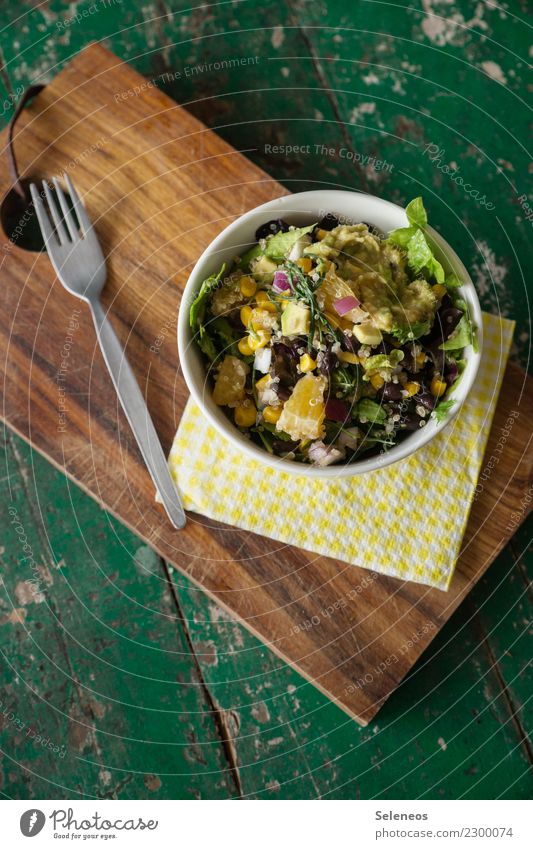 mexiko salat Lebensmittel Gemüse Salat Salatbeilage Bohnen Mais Orange Avocado Salatblatt Ernährung Essen Mittagessen Abendessen Gabel frisch Gesundheit lecker
