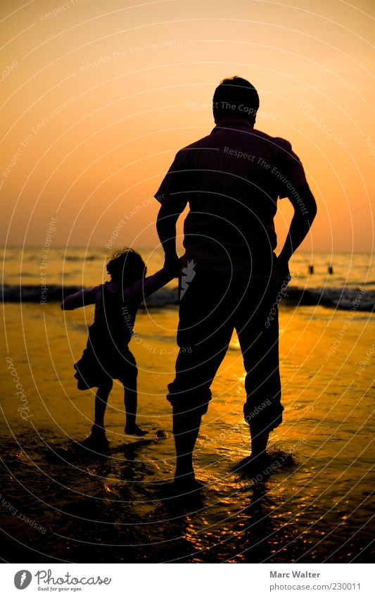Fernweh. Kind Mädchen Vater Erwachsene Leben 2 Mensch 3-8 Jahre Kindheit 45-60 Jahre Sonnenaufgang Sonnenuntergang Schönes Wetter Wellen Küste Strand Meer