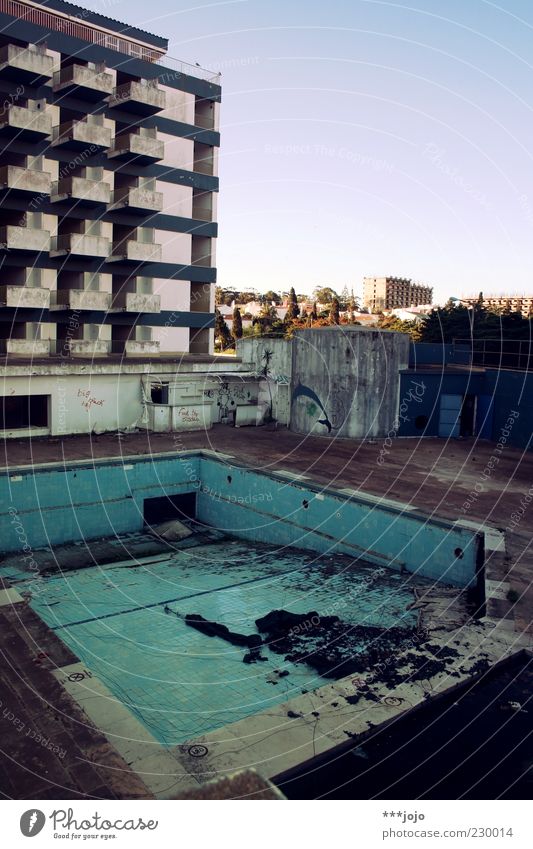 poolparty. Gebäude kaputt Portugal Lagos Urlaubsort Schwimmbad Freibad verfallen Verfall Hotel Hotelpool Ruine Hochhaus Plattenbau Balkon Beton Betonklotz trist