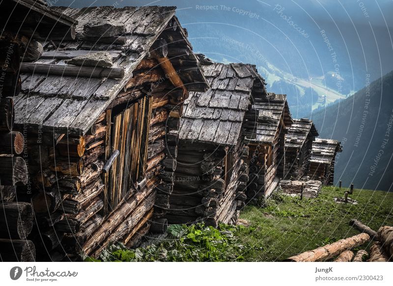 Blick zurück 3 Freizeit & Hobby Berge u. Gebirge wandern Natur Landschaft Alpen Menschenleer Haus Hütte alt ästhetisch authentisch außergewöhnlich historisch