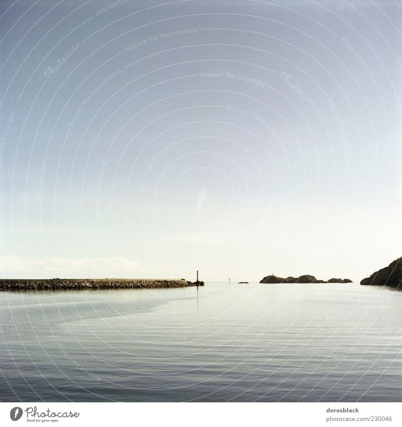 blue . Natur Landschaft Wasser Schönes Wetter Küste Meer kalt blau Norwegen Gedeckte Farben Außenaufnahme Menschenleer Textfreiraum oben Textfreiraum unten