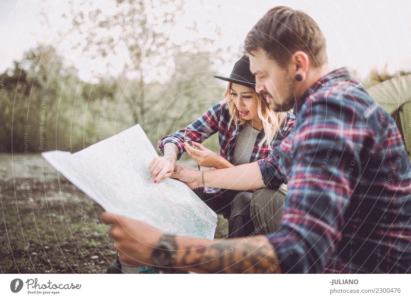 Junge kampierende Paare in der Natur, die auf Art auf Karte sucht Lifestyle Ferien & Urlaub & Reisen Ausflug Abenteuer Ferne Freiheit Camping Berge u. Gebirge