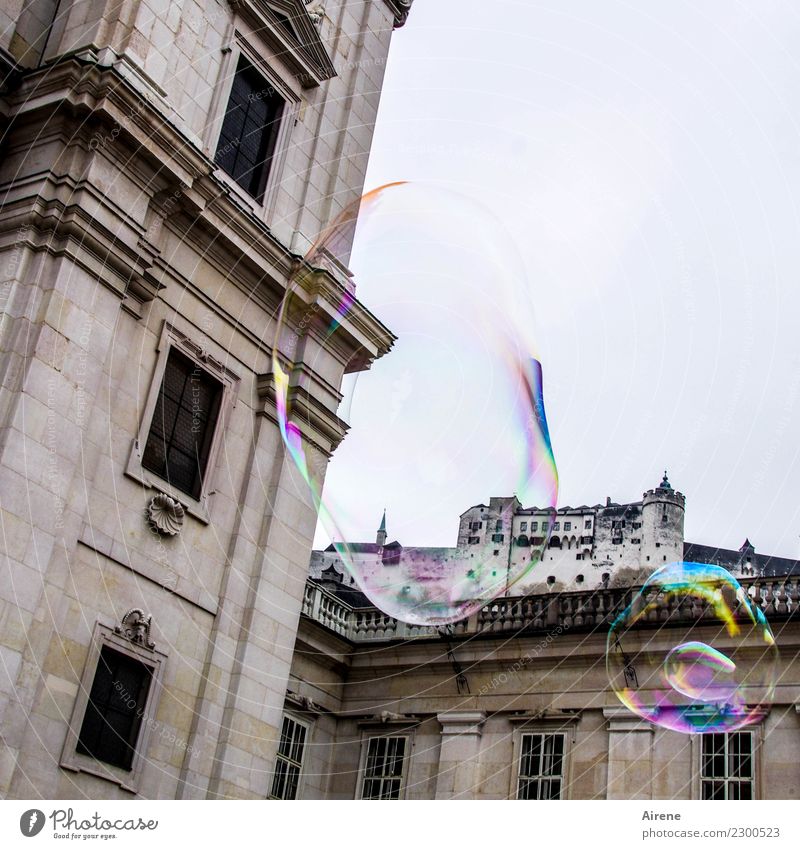 schwungvoll | bis zum Platzen Spielen Seifenblase Städtereise Renaissance Salzburg Salzburger Dom Kirche Burg oder Schloss fliegen fantastisch groß hoch rund