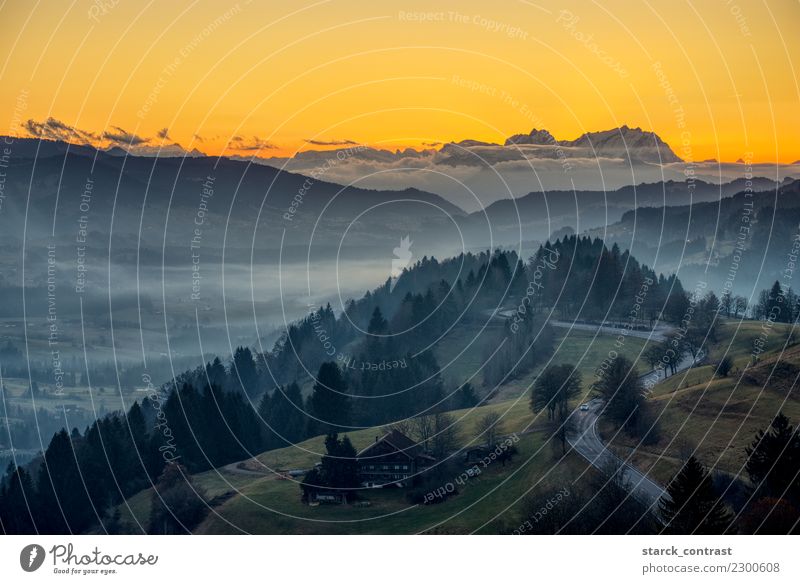 Zeit für einen Sonnenuntergang. Natur Landschaft Urelemente Himmel Sonnenaufgang Sonnenlicht Frühling Sommer Herbst Winter Schönes Wetter Hügel Alpen