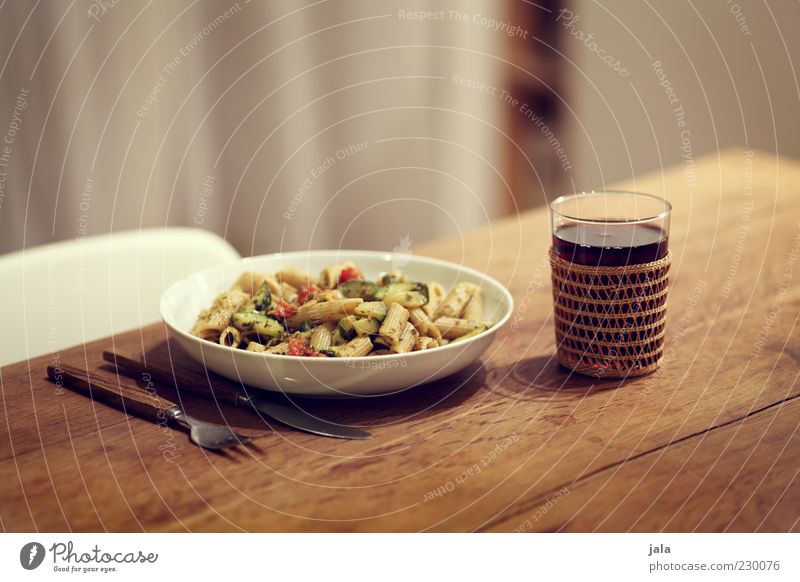 pasta & wein Lebensmittel Gemüse Nudeln Ernährung Mittagessen Abendessen Bioprodukte Vegetarische Ernährung Italienische Küche Getränk Wein Geschirr Teller Glas